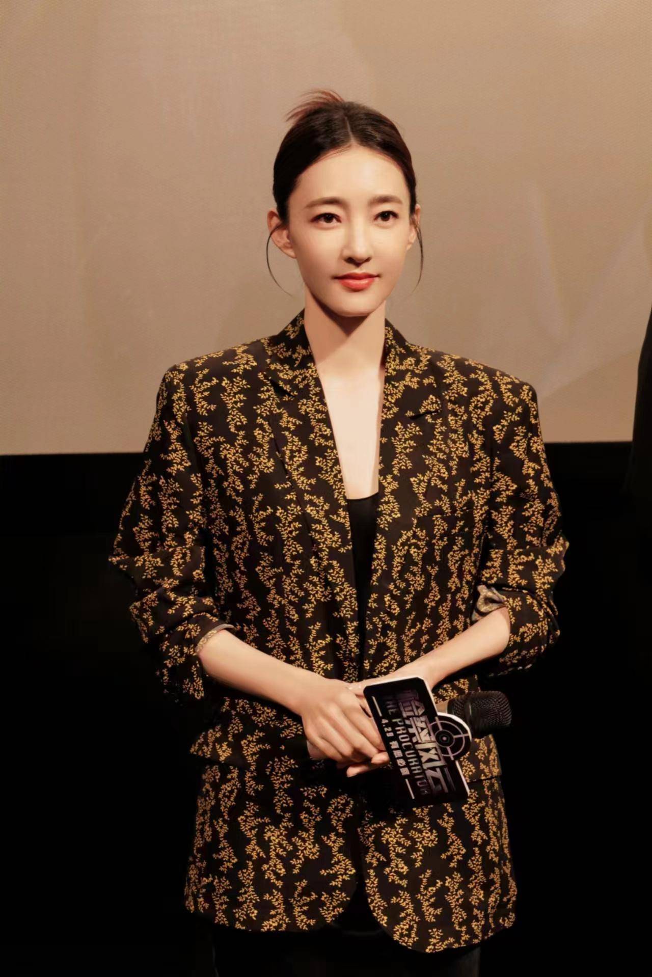 王丽坤新戏宣传穿搭亮眼,小黑裙搭刺绣花纹西装,精致又时髦!