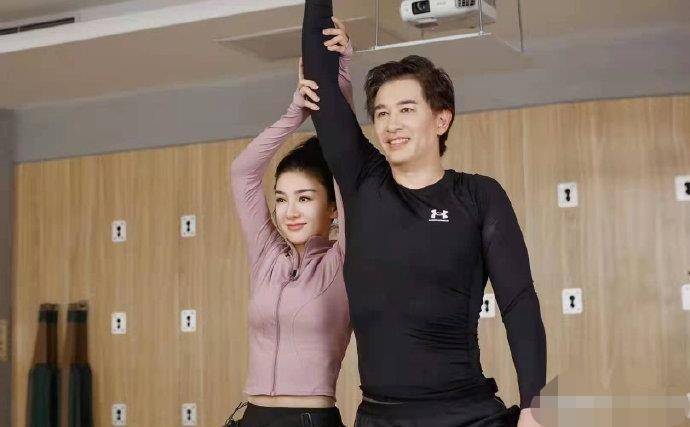 崔伟是慢热的性格,对黄奕的热情有些不冷不淡的,他表示没有在20年前