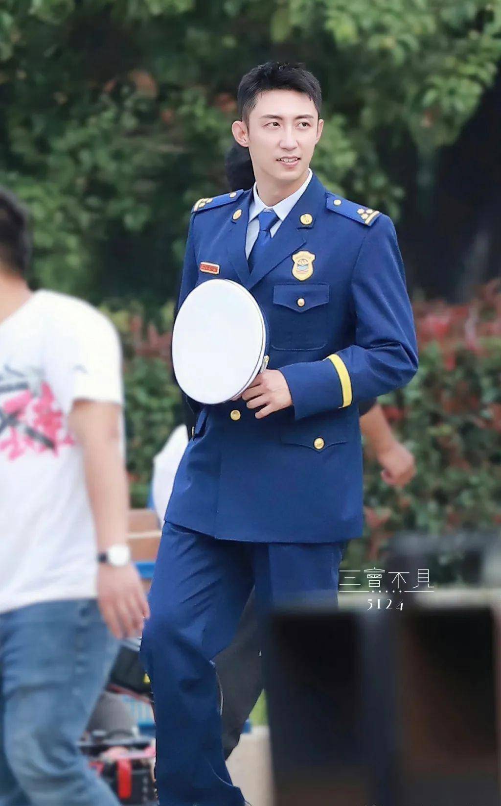 黄景瑜新片穿消防员制服化身"蓝朋友",什么都挡不住他的帅气_身材