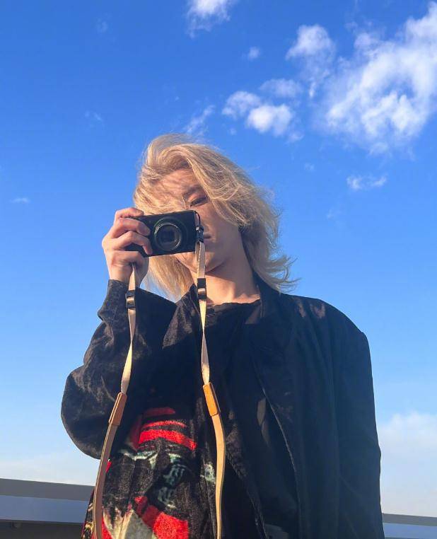 华晨宇晒和王悦伊同款姿势自拍照,两人头像也换成童年照_网友_照片_张