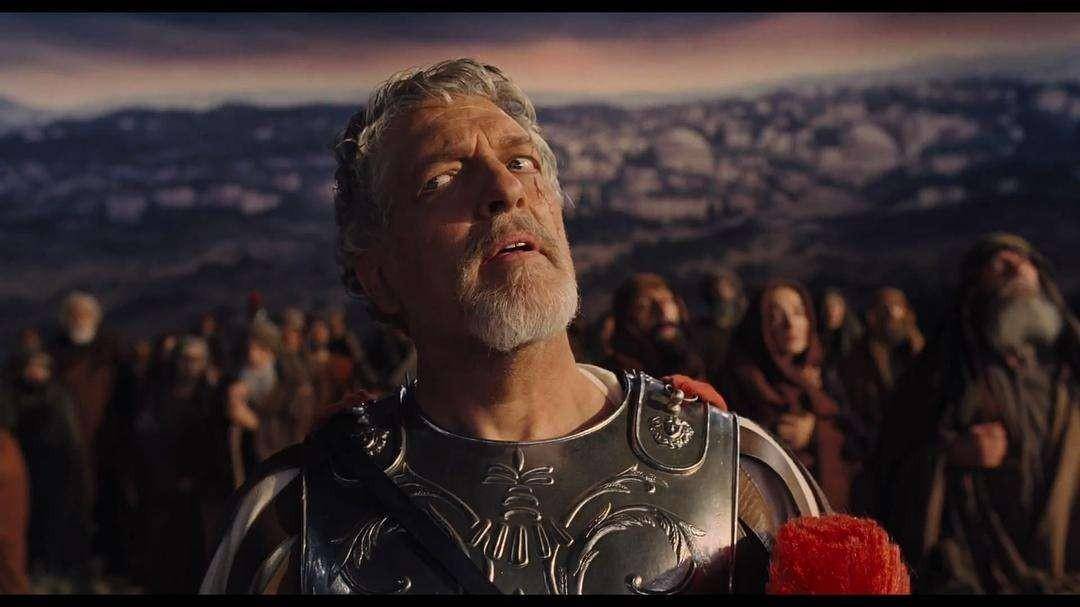 在扮演墨索里尼的替身期间,查尔斯需要不断变幻自己的形象和行为,以