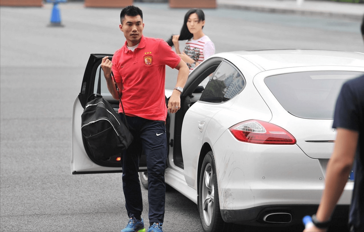 国足球员的"豪车"座驾:人均一辆保时捷,比赛成绩却差强人意_郑智_年薪