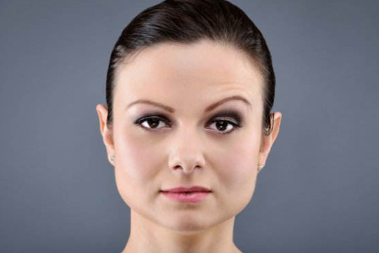 下巴方下巴长得比较方,性格为人是属于那种比较有忍耐力的人,很多时候