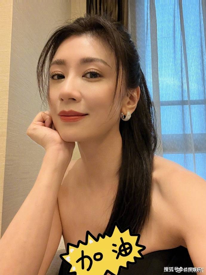 48岁贾静雯生图曝光,与好友同框驼背明显,身姿仪态被吐槽不大气_吴优