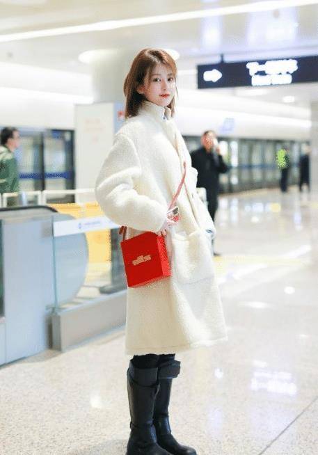 乔欣现身机场又换名牌包,露超细"蚂蚁腰"体重不过80斤_牛仔裤_上衣