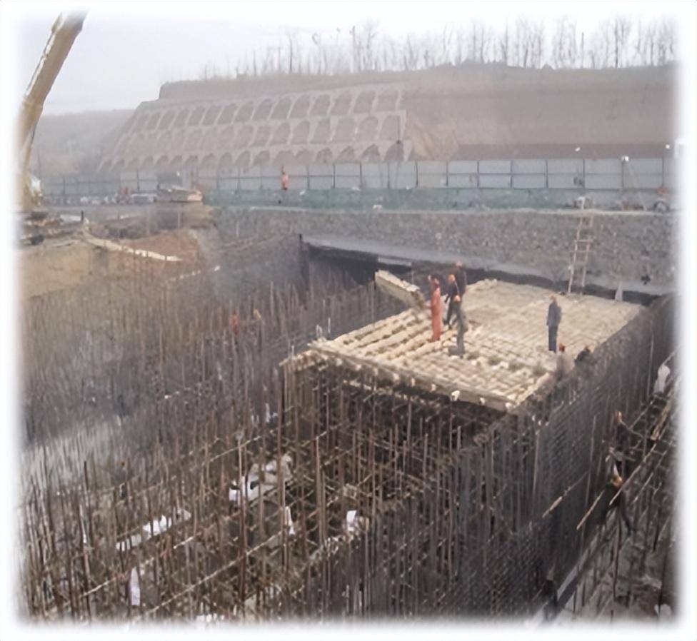 施工安全保护(一)铁道线路加固方法与措施(1)小型箱涵,可采用调轨梁