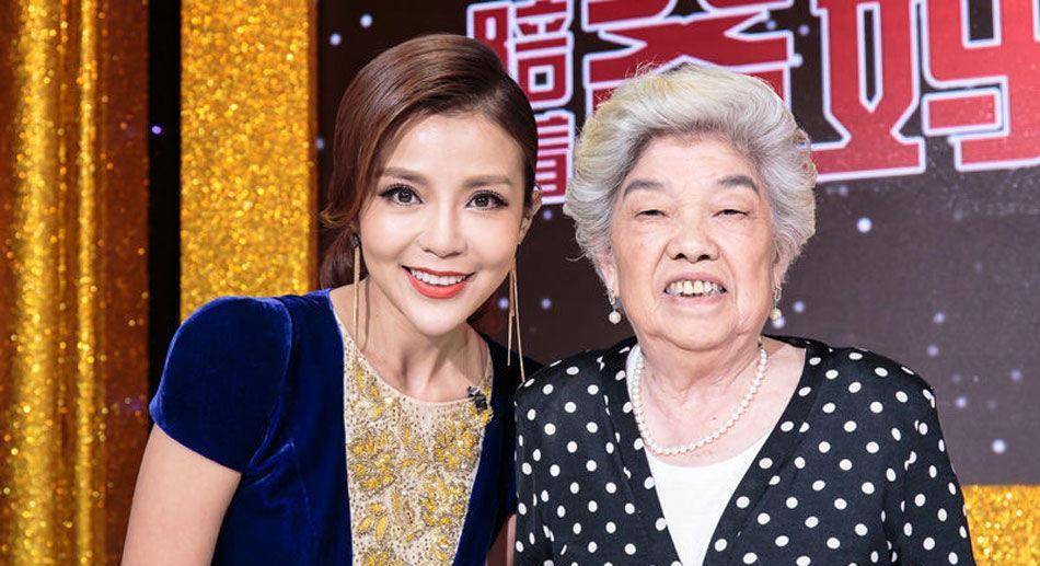 公公在2009年去世,2010年,朱迅的父亲朱荣根也在患癌8年后走了.
