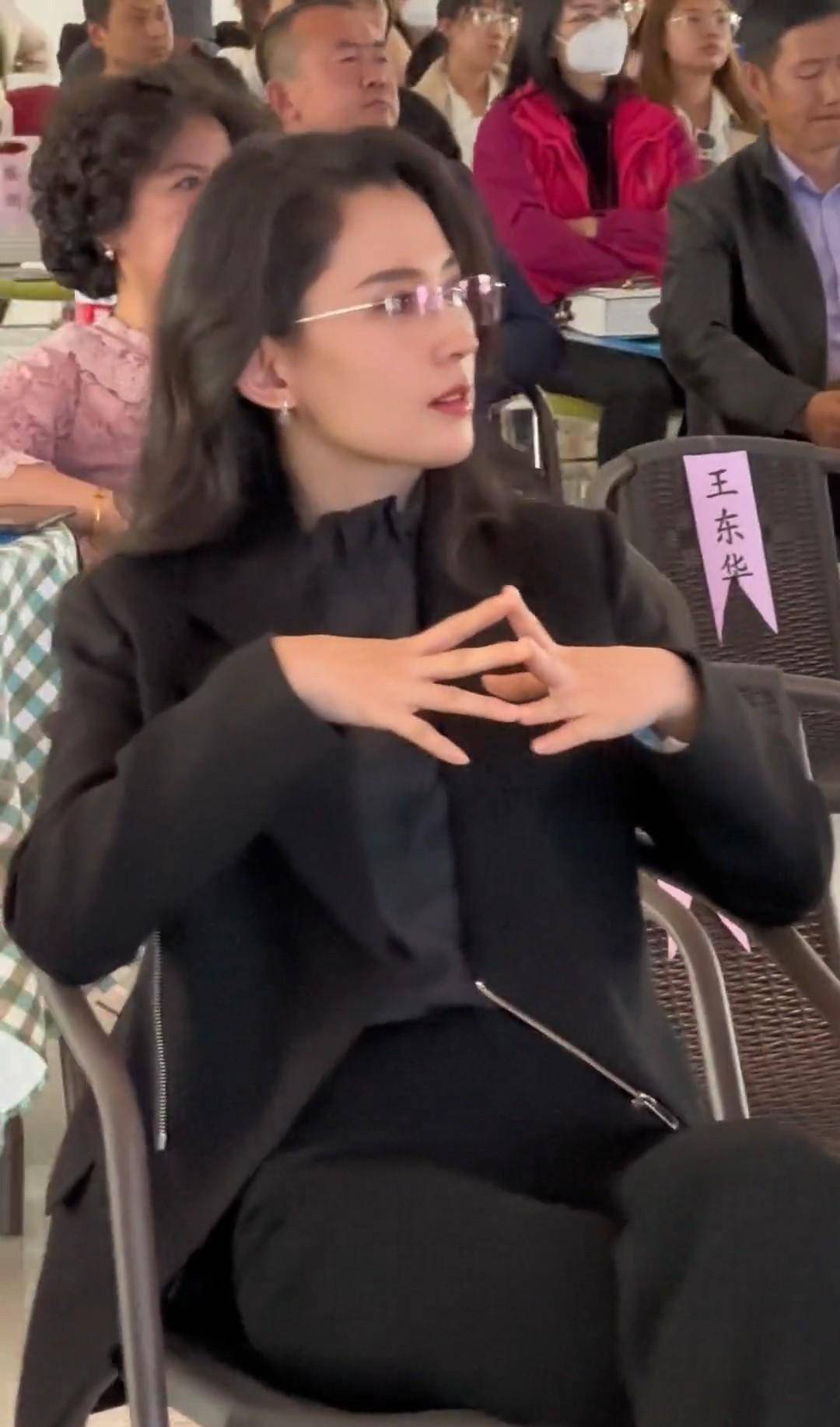 新疆90后女子拍视频宣传家乡，因高颜值走红，网友直呼女版高启兰（新疆女孩摄影）