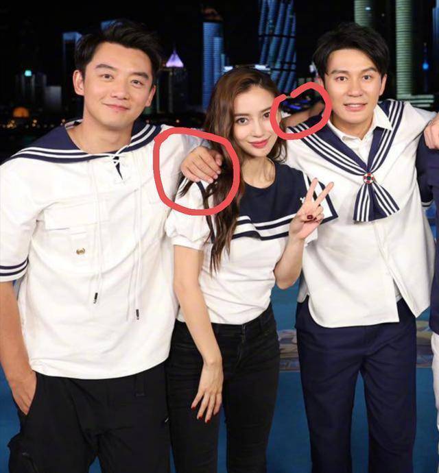 奔跑吧常驻成员晒合照庆杀青,李晨动作惹争议,还是郑恺情商高?