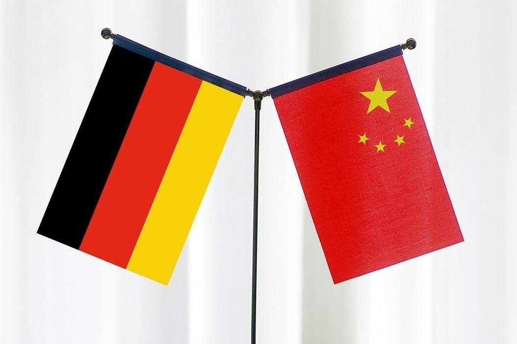 (德国国旗和中国国旗)秦刚还提到了一个不常提起的现实秦刚提到,欧洲