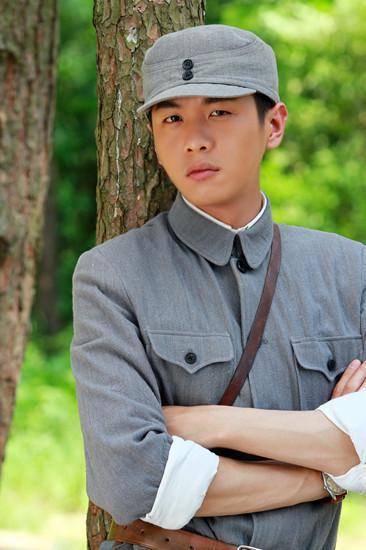 张若昀即使有个导演父亲,也没从文章手里抢到"周卫国"?