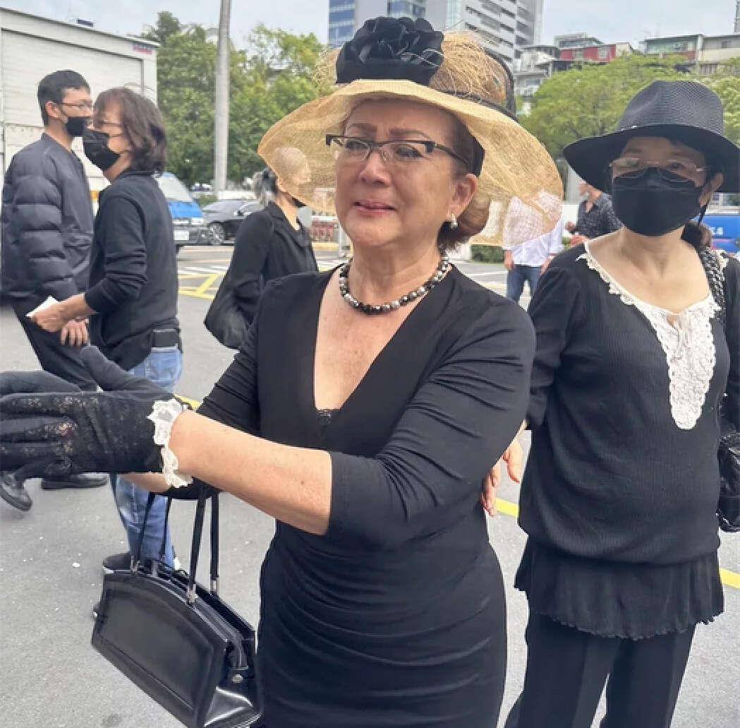 79岁老戏骨遗体火化,冯宝宝久违现身崩溃大哭,已移居国外养老_宗华