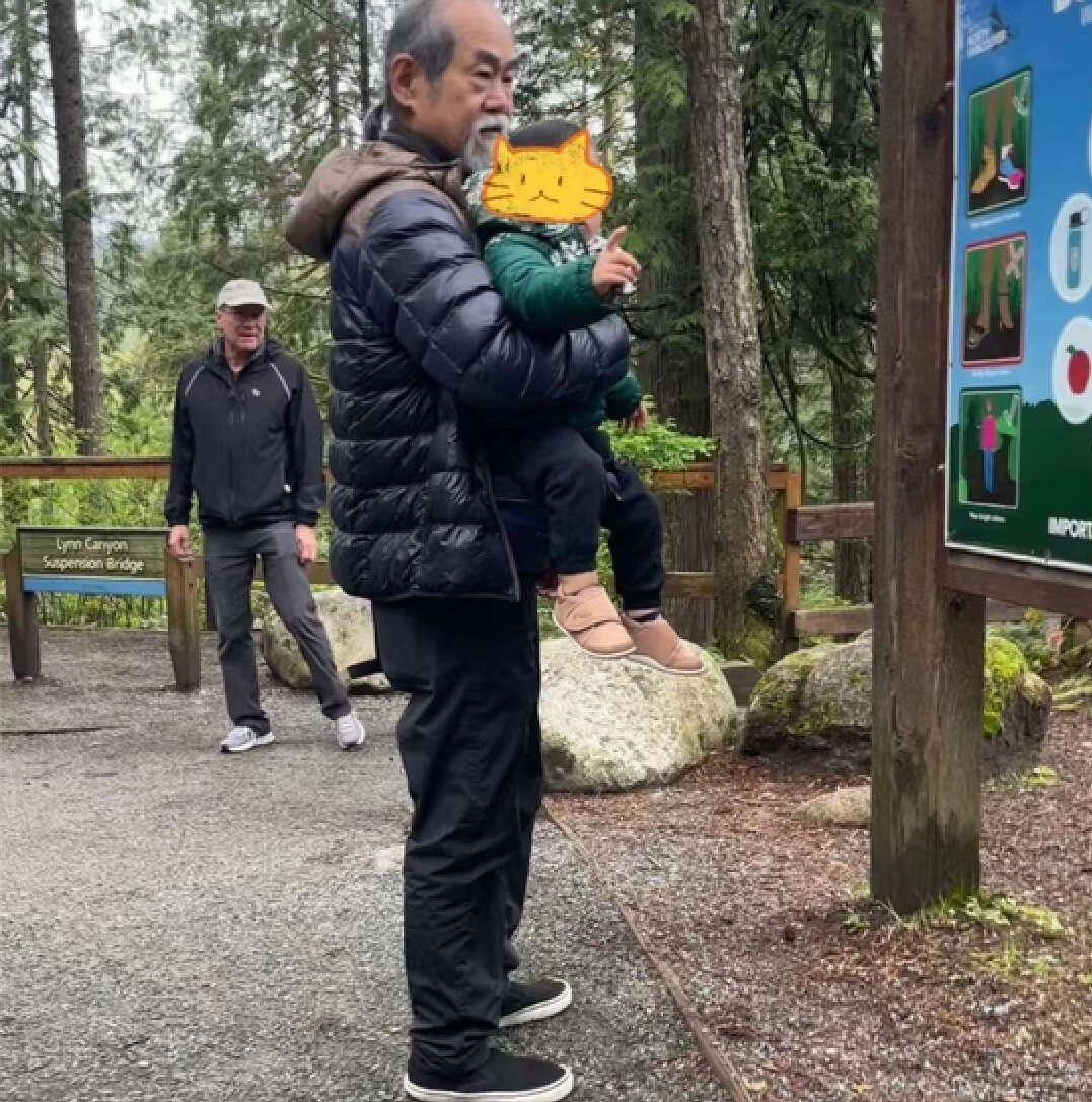 "包租公"元华:曾是李小龙的替身,如今71岁抱孙子爬山健步如飞_洪金宝