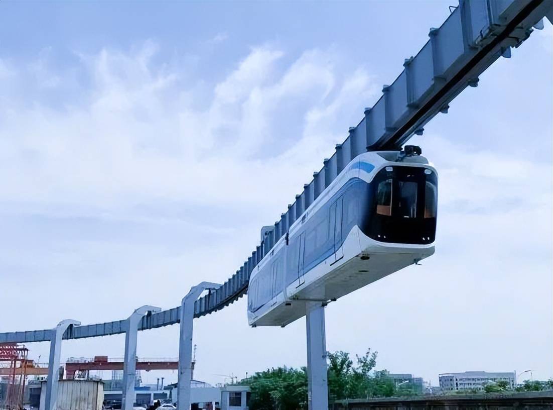 武汉吊轨列车试行,网友纷纷担心不已:不会掉下来吗?_运行_轨道_悬浮