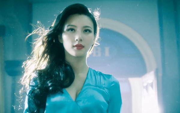 出生普通的陈米麒,因长相出众被星探发掘,开启了成名之路