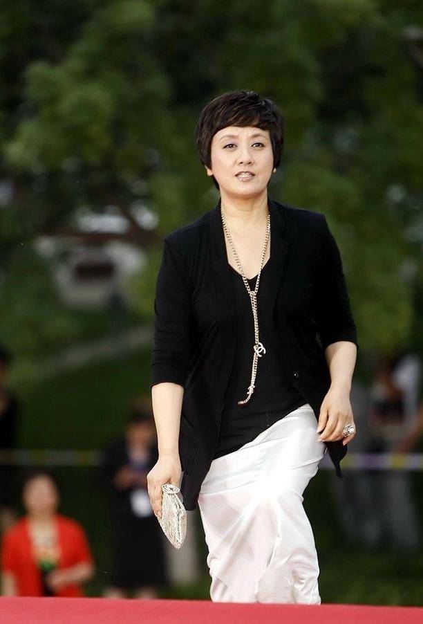 65岁邓婕才是真正优雅的老去,打扮随性简约,气质却知性又大方_标准