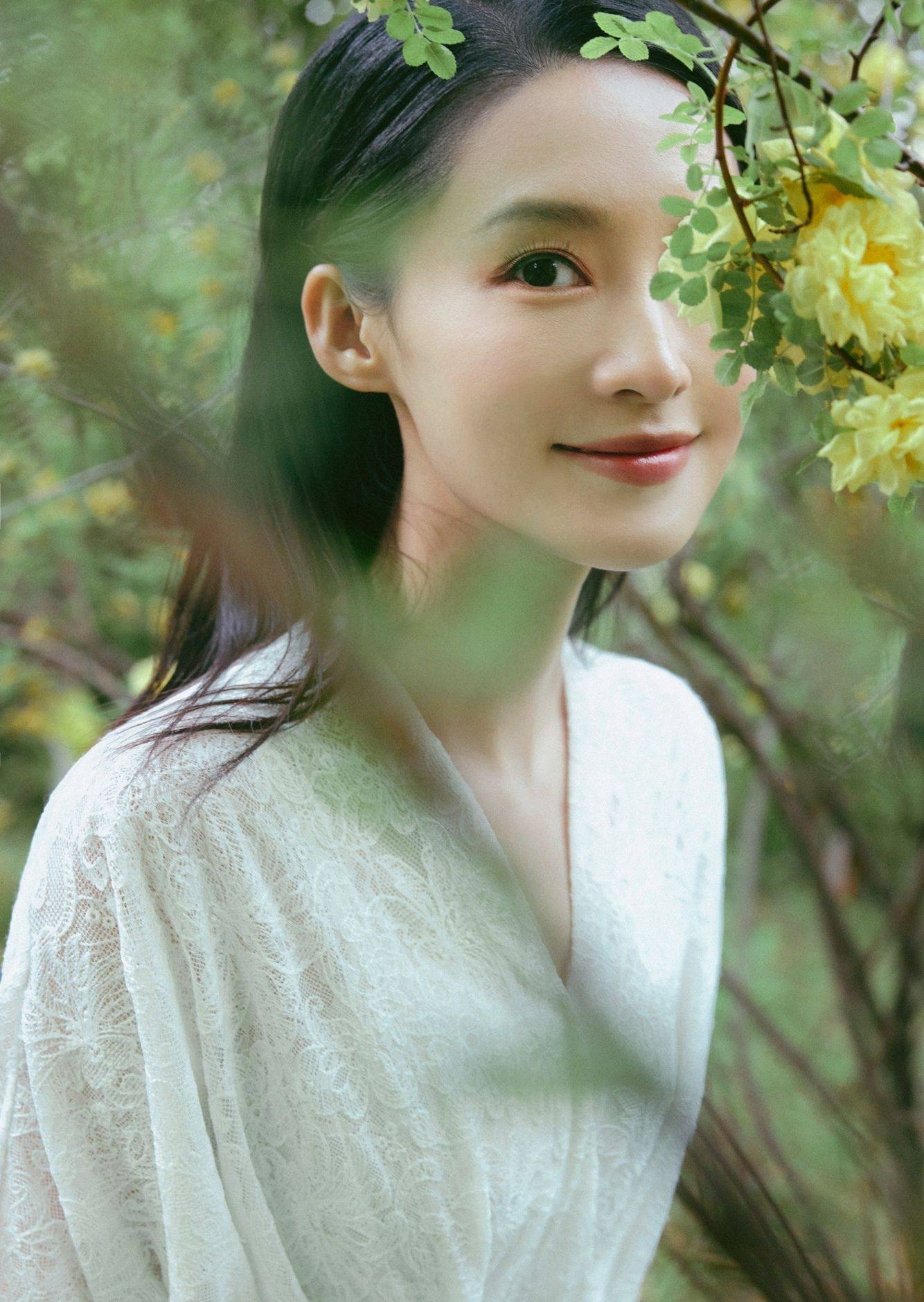 李沁白色连衣裙丛林恬静写真_眼睛_网友_女神