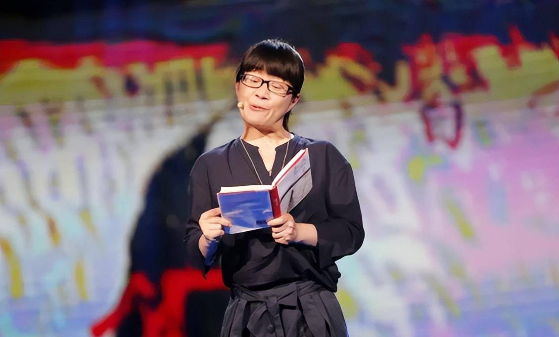 46岁余秀华和小男友秀恩爱,脸贴脸撒娇,眼神里的幸福藏不住