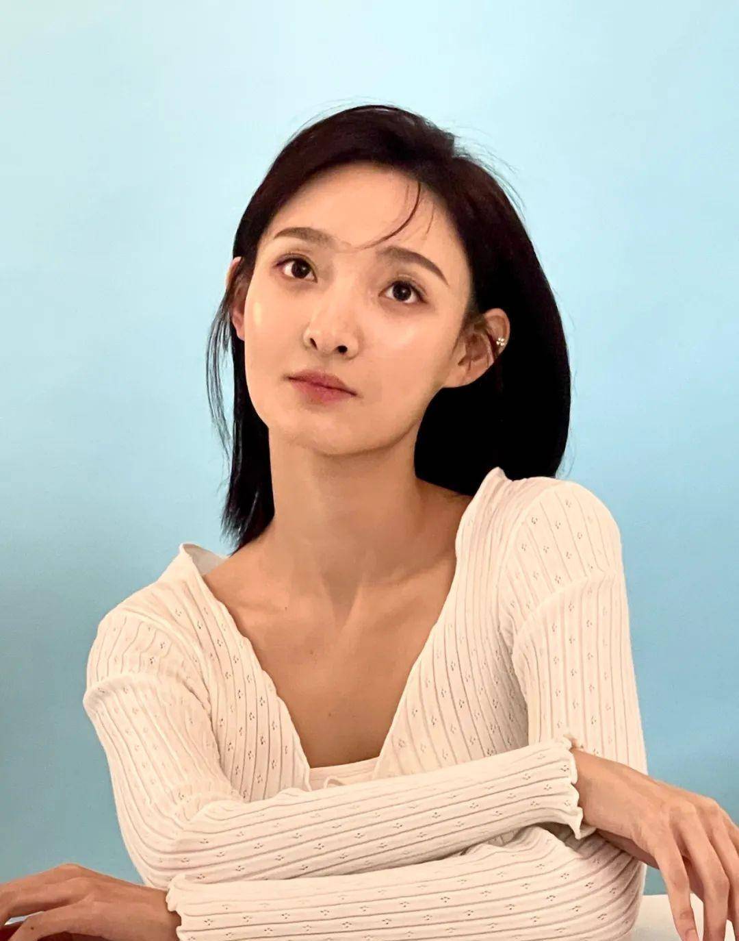 李羽桐穿白色针织打底衫,一张精致的网红脸,却是"