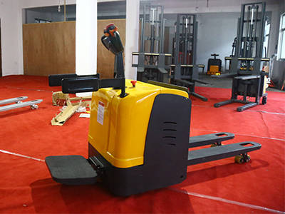 叉车与电动牵引车的转向有多种型式,小型车辆通常采取简单机械式人力