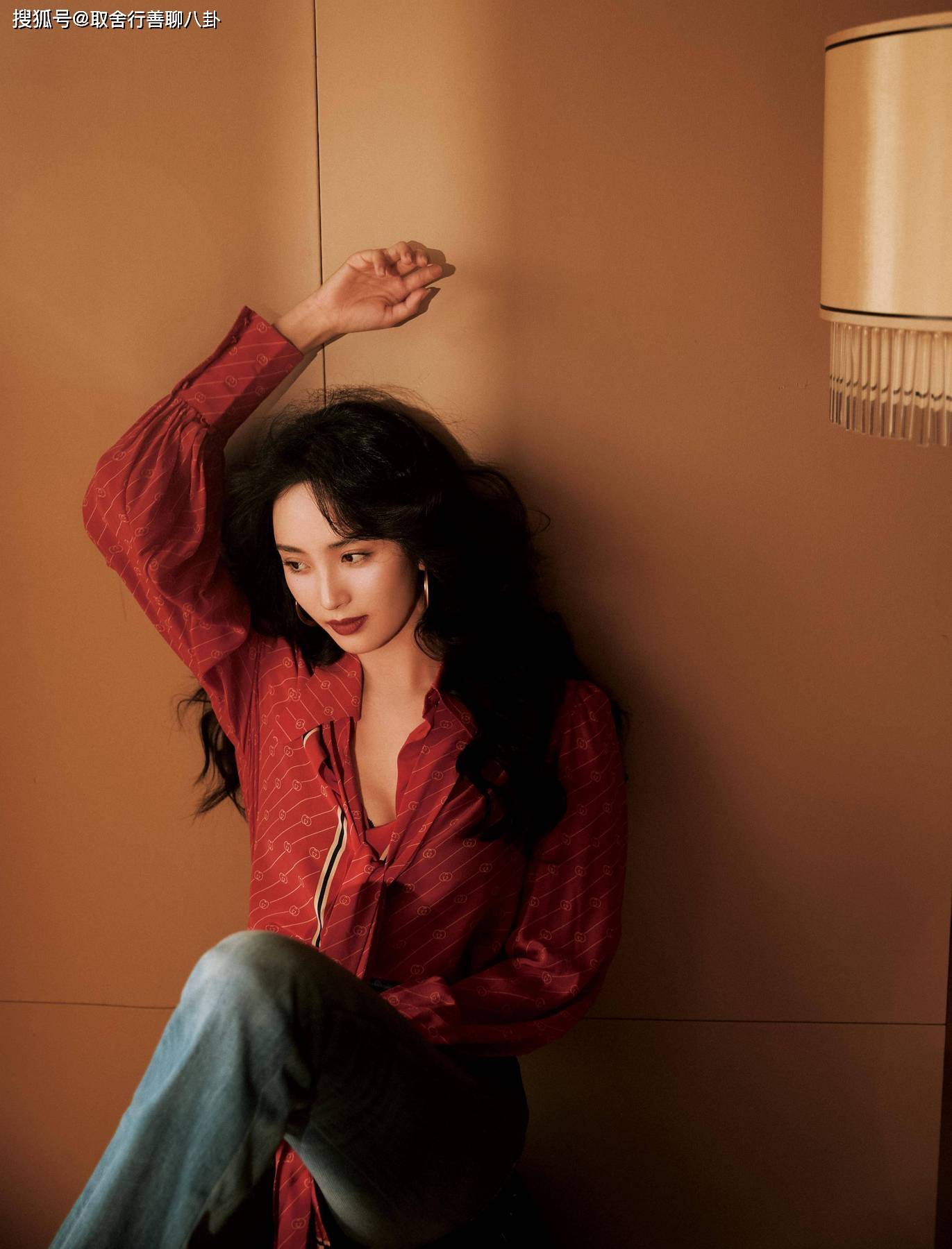 女星王紫璇晒度假照,穿橙色比基尼身材吸睛,被称为"校花女神"_照片