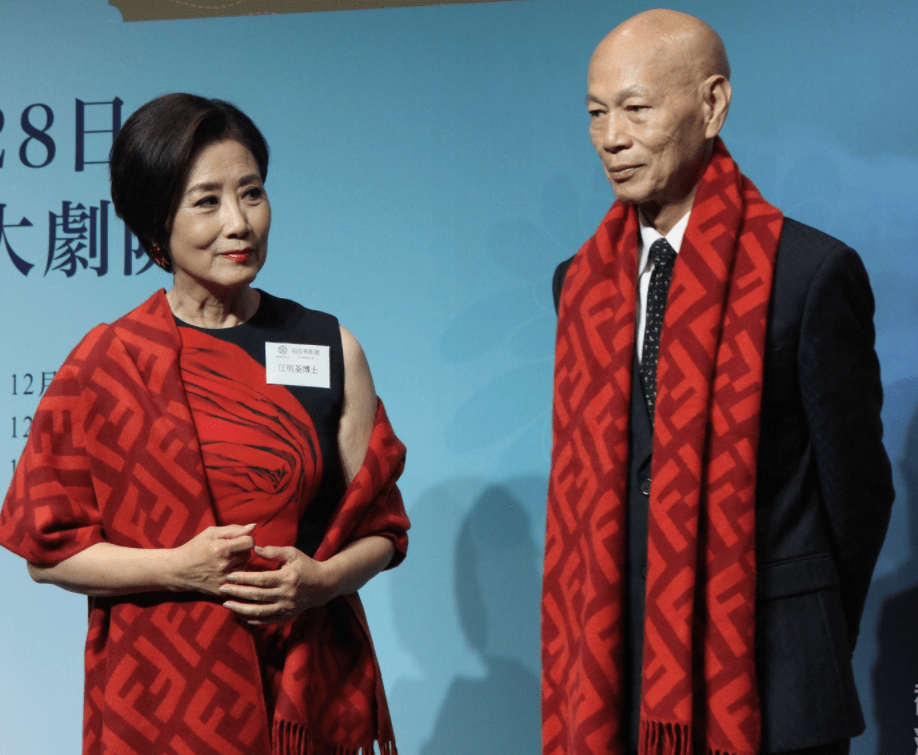 汪明荃夫妇出国,偶遇林子祥开心合影,穿44000元情侣装太惹眼_工作