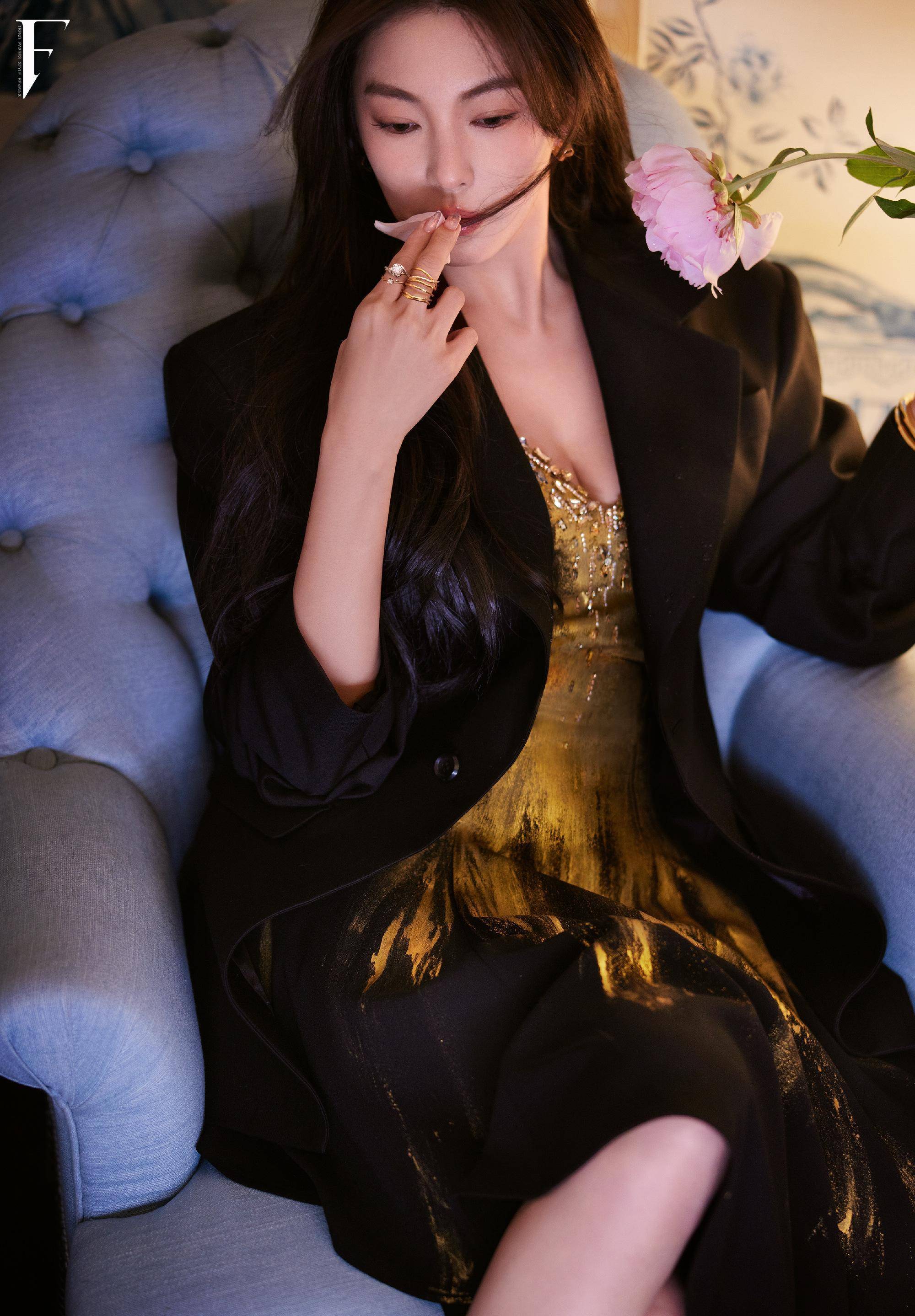 张雨绮登《f时尚画报》封面,秀傲人身材下身失踪,太辣了_黑色_衣裙