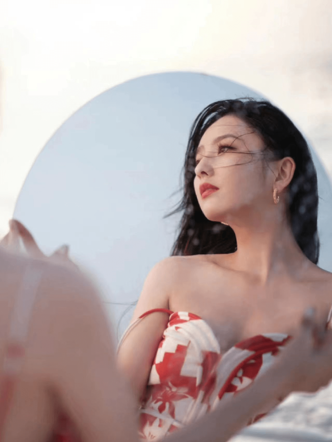 佟丽娅海边写真流出,不露点的时尚也时尚,陈思诚看了得追悔莫及_泳裙