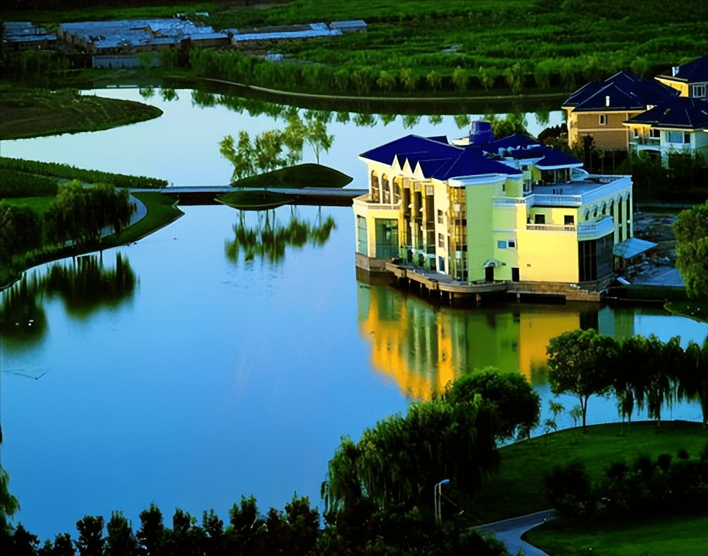 他的房子也在十分繁华的路段,位于北京三环知名的富人区"紫玉山庄"