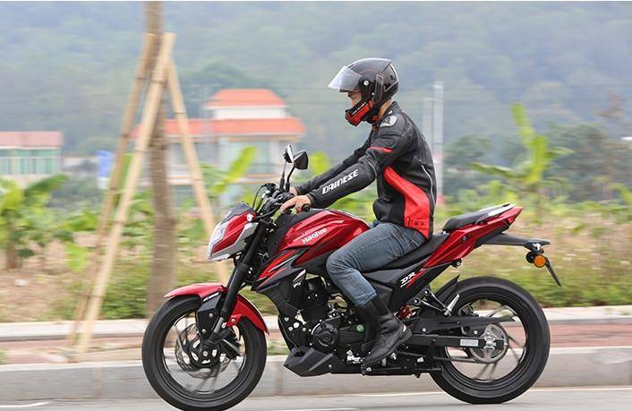 至于动力系统,这款豪爵dr160搭载的是自家研发的单缸风冷发动机,并且