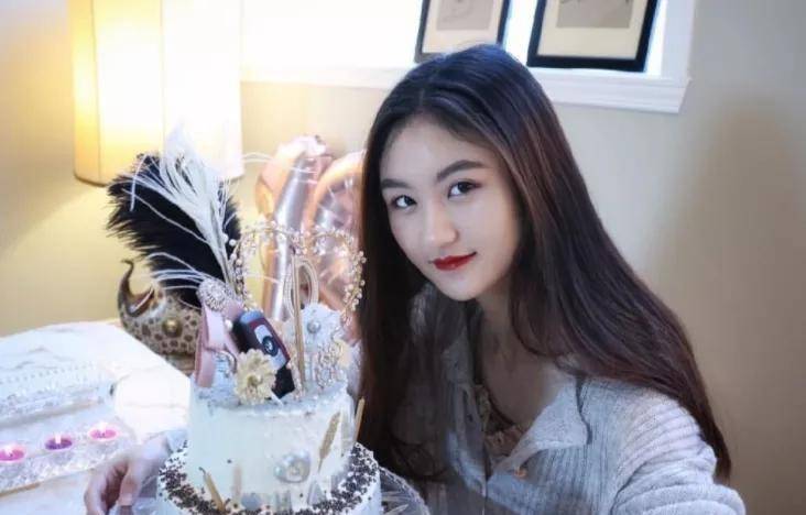 6岁被成龙抱着上春晚,却因长相被骂退圈出国,如今逆袭成大漂亮_陆子艺