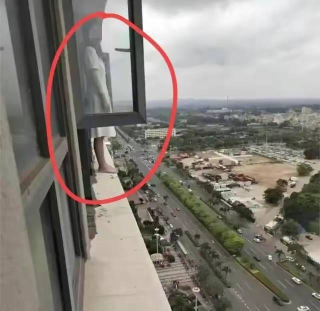 她不停地抹眼泪,站在高高的楼上,随时准备跳下去,她试图用这种危险的