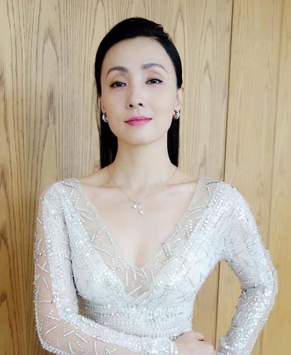 陶虹50岁蜜桃色翘臀张扬,时尚白裙前凸后翘的秀出绝美身材,太惊艳了!