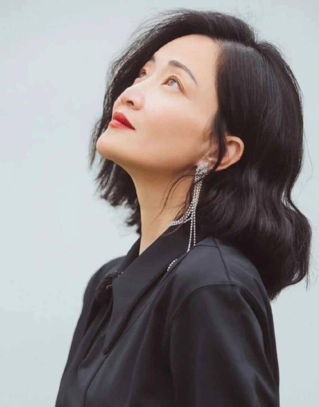 46岁郭柯宇太有气质了,发型飘逸穿着简单大方,值得中年女性借鉴_自然