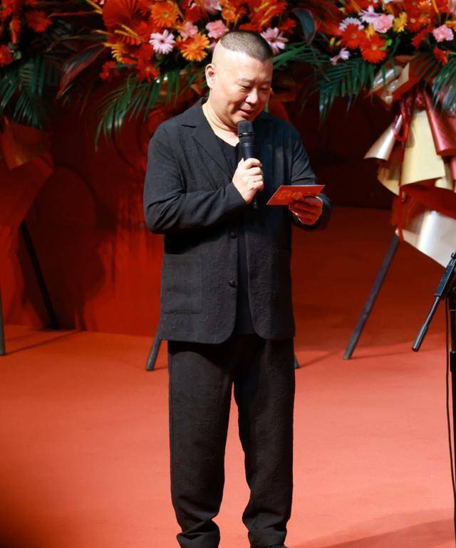 郭德纲身穿刺绣大褂登台,却被网友调侃,穿的妻子王惠的衣服吗?