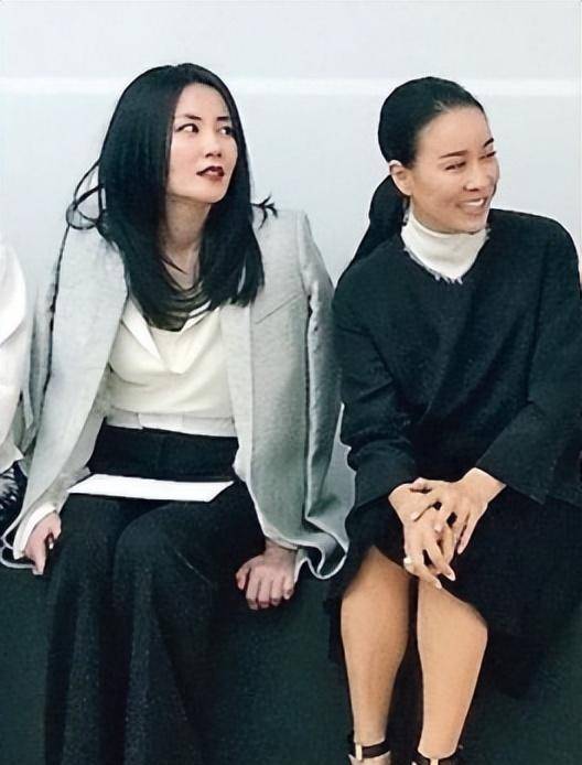 55岁那英同框小2岁王菲,一个低调优雅,一个高调大方_款式_身材_服装