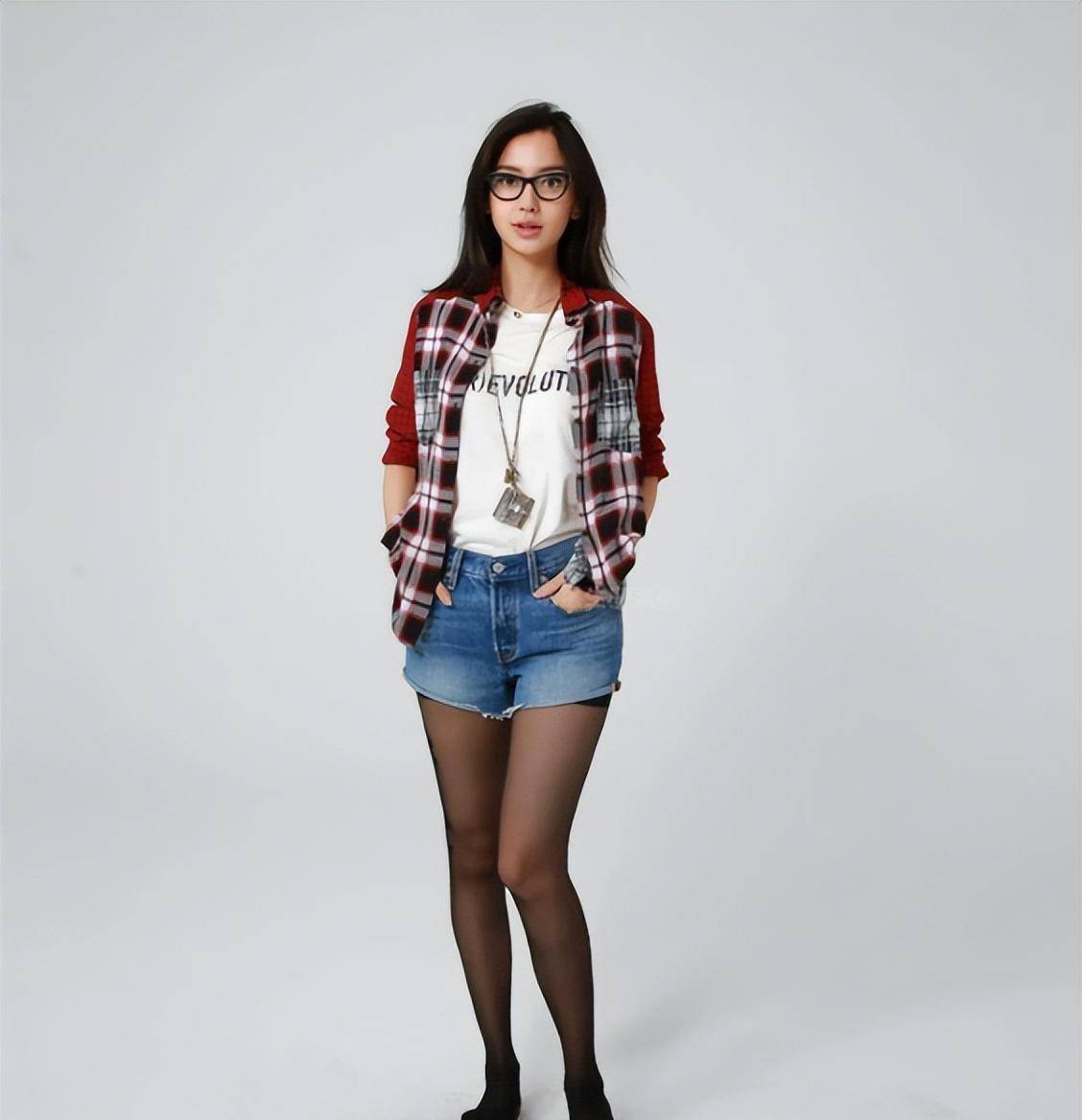 杨颖用"小底包"的牛仔短裤和字母袜彻底改变了风格!_时尚_展现_女生