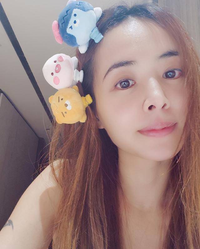 40岁蔡依林晒怼脸自拍,丸子头卷刘海很减龄,无惧素颜出镜_照片_样子