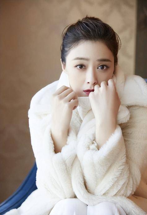 蒋欣庆祝40岁生日,眼窝凹陷双腿纤细,瘦成了"纸片人"_表演_身材_北京