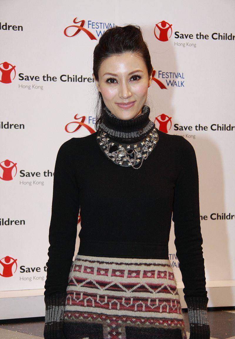 李嘉欣身材依然"傲人",穿印花a字裙,真不像阿姨辈的人_时尚_连衣裙