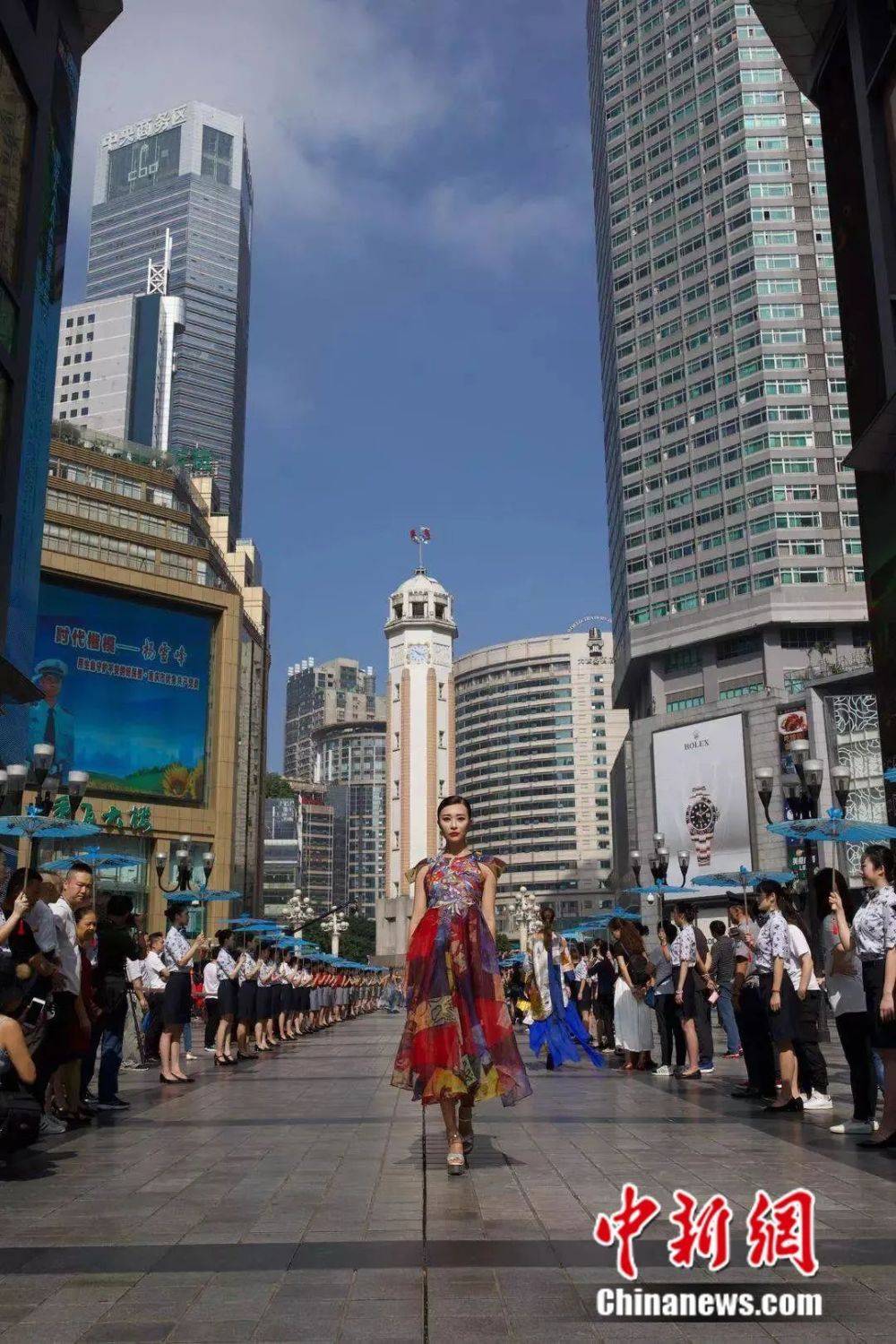 图为重庆美女在解放碑步行街走秀.