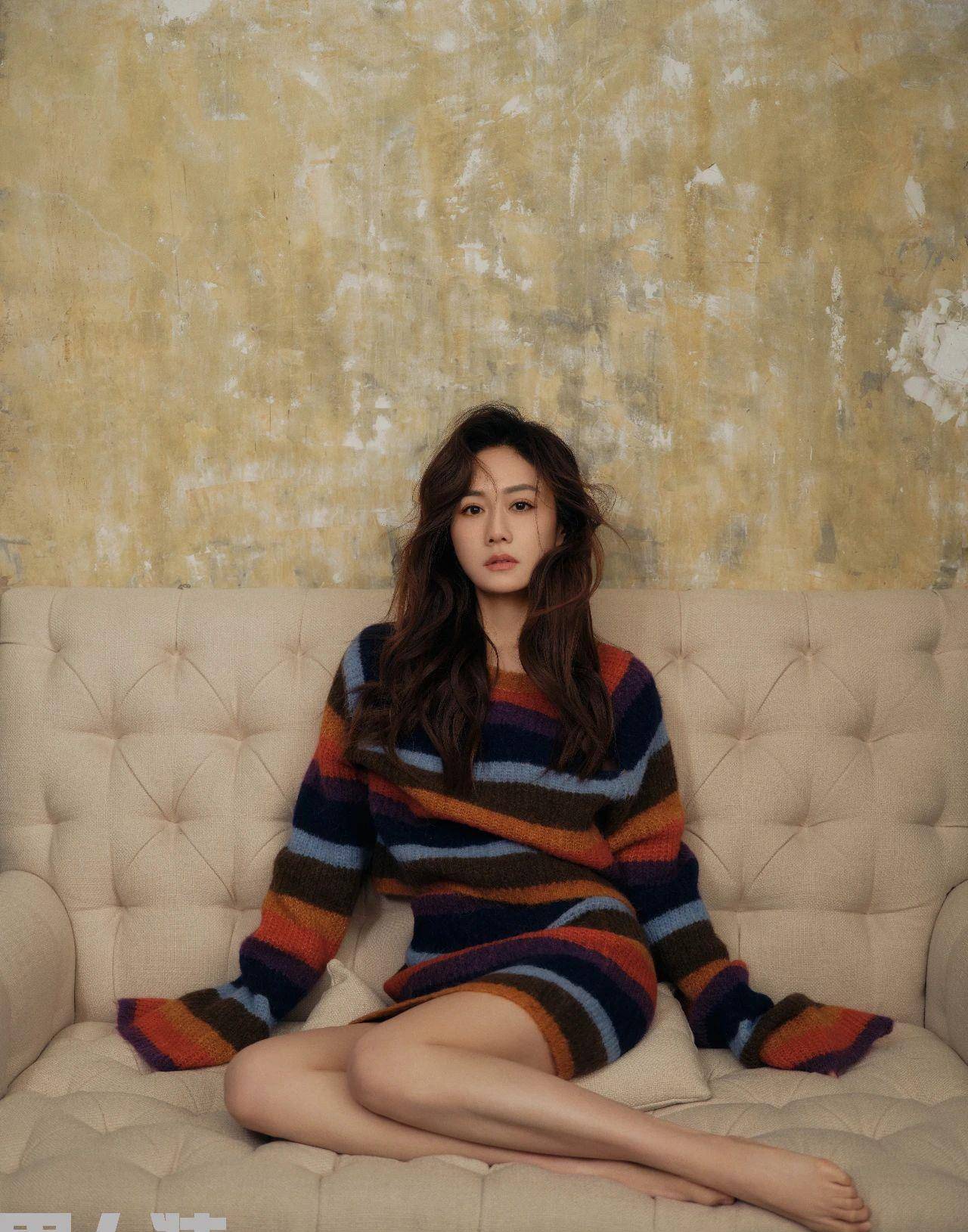 40岁刘芸三登《男人装》,镂空长裙性感妩媚,下身失踪又纯又欲