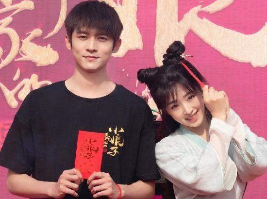 恋情曝光后,佟梦实被爆料曾与宋妍霏炒cp,当众对其起生理反应_张含韵