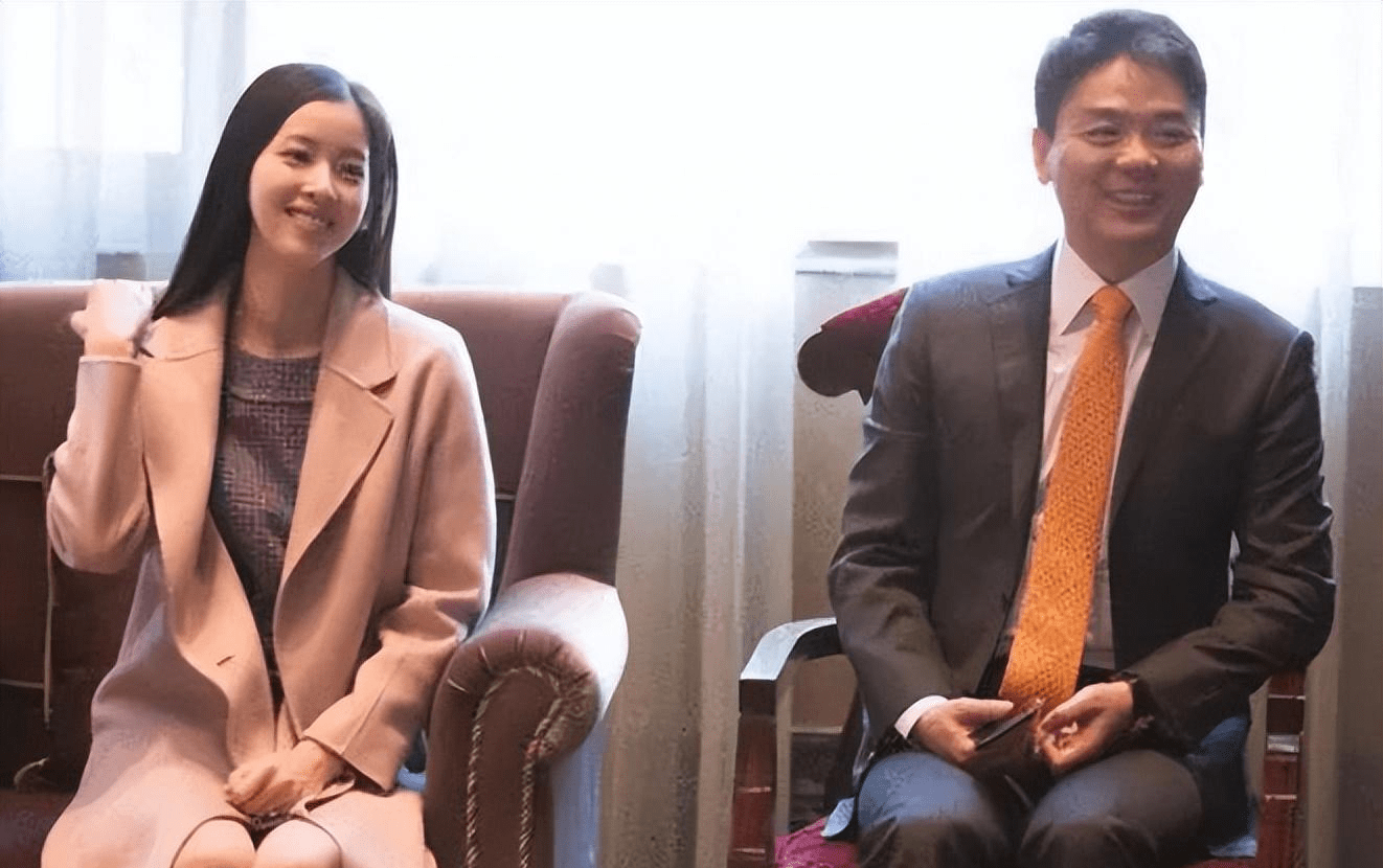 刘强东请老丈人吃饭,合影引起网友们热议!_岳父_照片_礼仪