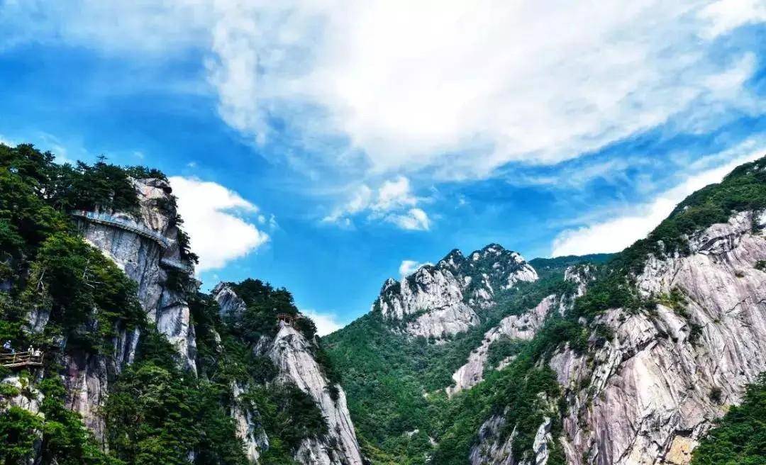 安徽天堂寨位于大别山腹地六安市金寨县的西南部,东南部与湖北英山县