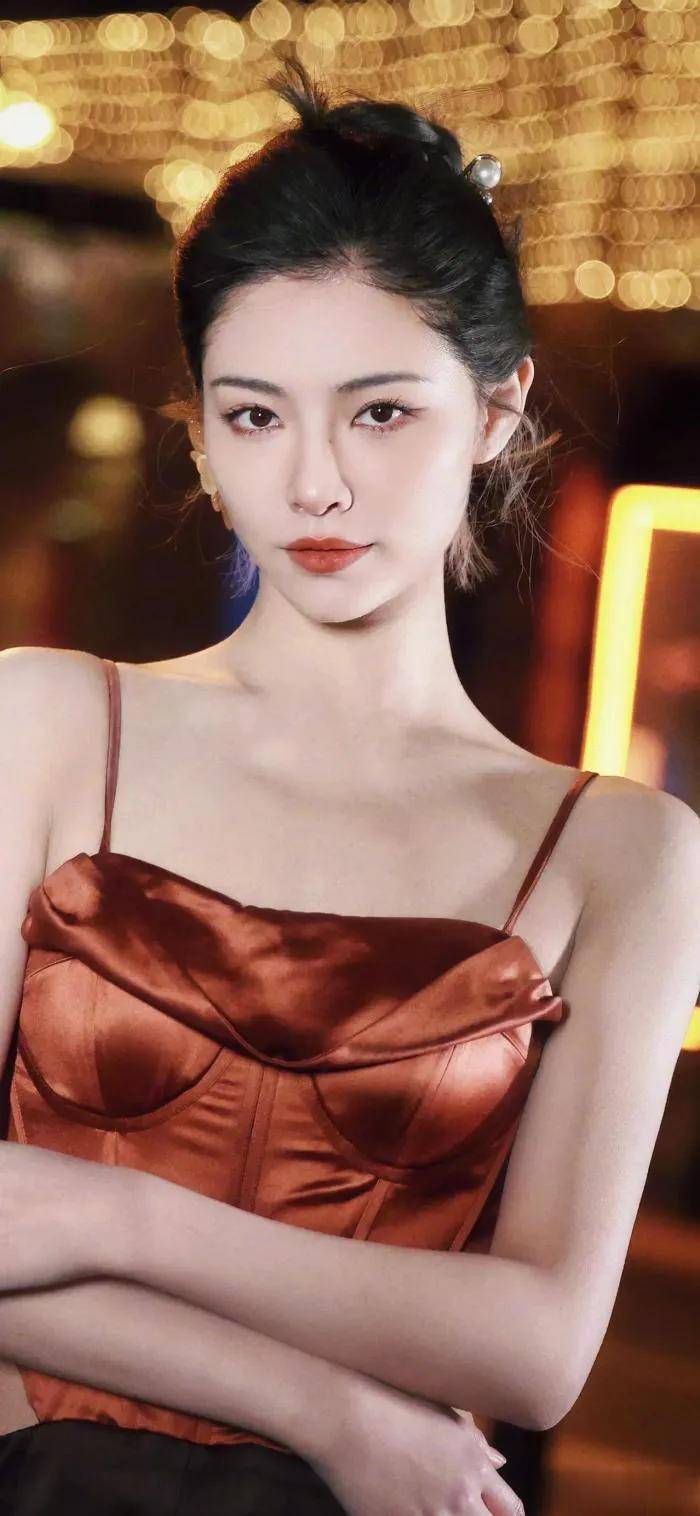 许佳琪复古吊带,优越纤美,冷感十足_时尚_气息_衣服