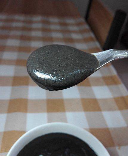 自制香浓幼滑黑芝麻糊,比外面卖的好吃多了,真的超香_漏勺_勺子_小火