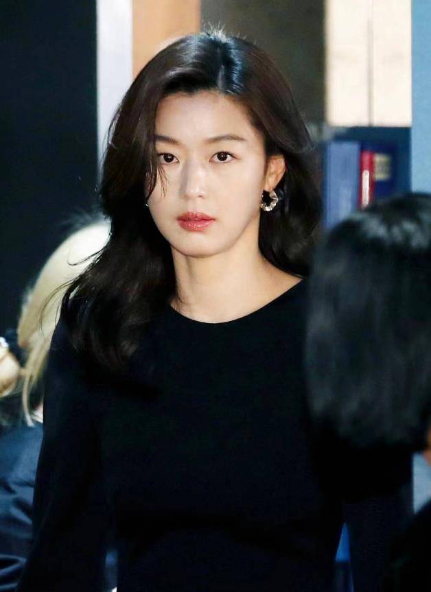 41岁全智贤新亮相美到封神!