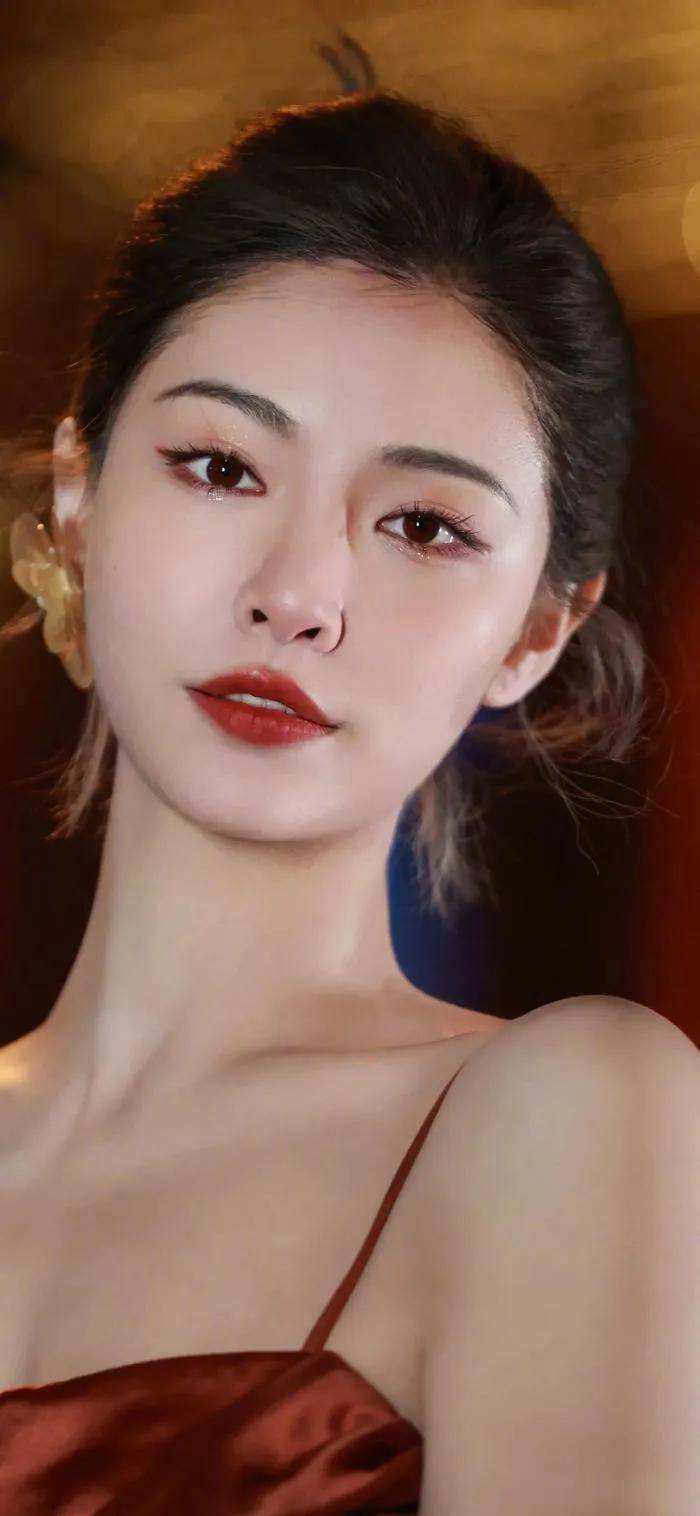 许佳琪复古吊带,优越纤美,冷感十足_时尚_气息_衣服