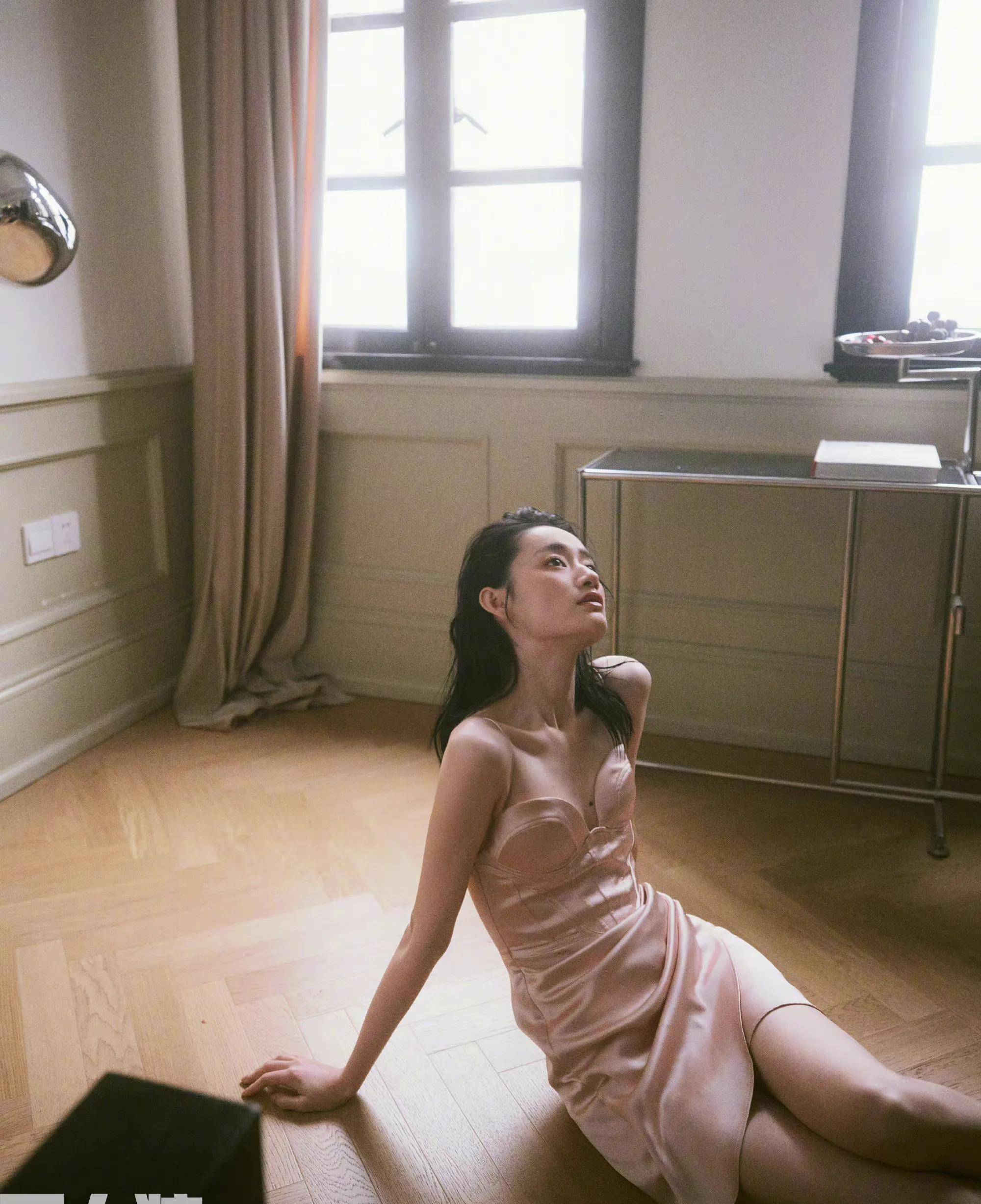 郭晓婷男人装开年刊封面 半湿发造型清冷魅惑 穿吊带秀美腿性感撩人